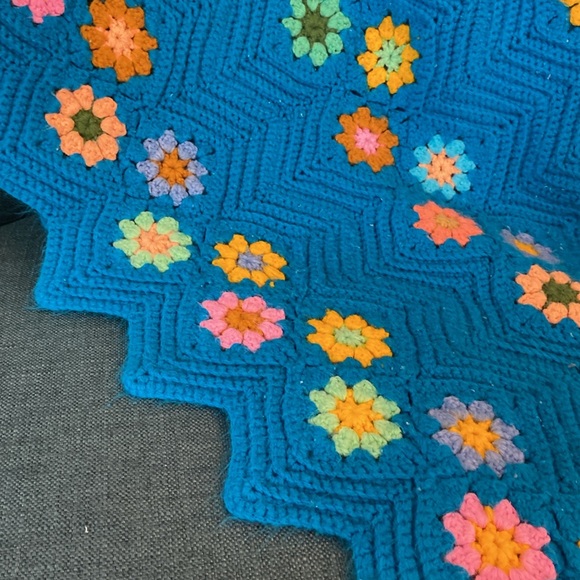 Vintage crocheted throw blanket. - Picture 2 of 3